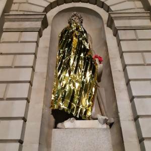 Foto Non Una di Meno veste le statue di fucsia e oro a Milano 1