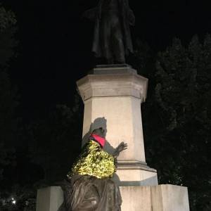 Foto Non Una di Meno veste le statue di fucsia e oro a Milano 2