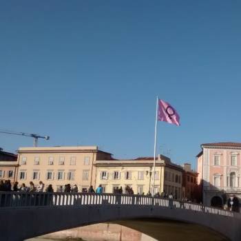 Foto: 8 marzo a Pisa con la bandiera cucita dalle donne