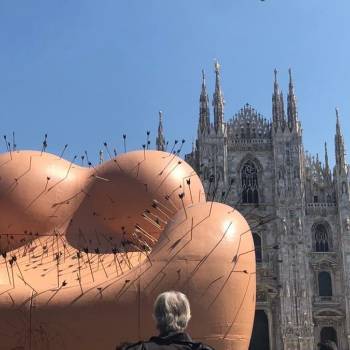 Foto: VIOLENZA SULLE DONNE: a Milano un’installazione che fa discutere