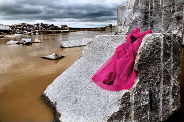 Foto: Lapides, rosa shocking sulla pietra