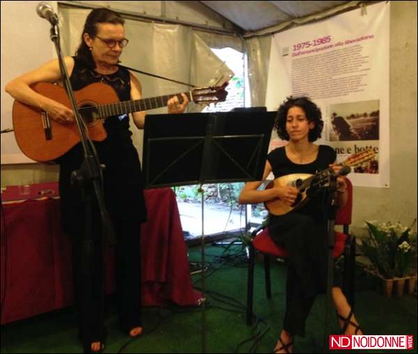 Foto: Le ballate popolari di Lisetta Luchini, cantastorie, e Marta Marini con il suo mandolino