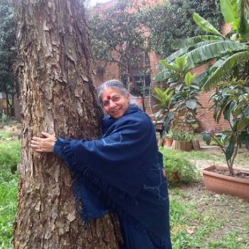 Foto: Vandana Shiva scrive alla Sindaca Raggi. E ricorda l'emergenza climatica