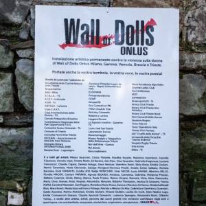 Foto A Trieste Wall of Dolls 2