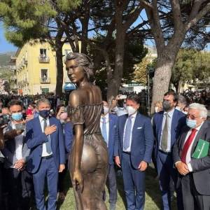 Foto Sulla statua della Spigolatrice di Sapri: lettera aperta al Sindaco di Luciana Romoli 1