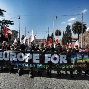 Foto A Roma la manifestazione per la pace. Adesione delle femministe, delle Case e Luoghi delle donne 1