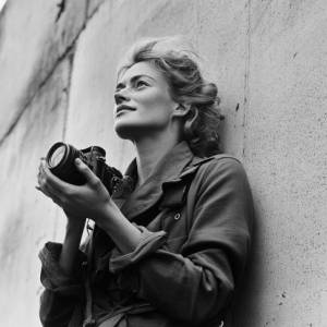 Foto Da modella a reporter di guerra: la storia di Lee Miller a teatro - di Alma Daddario 3