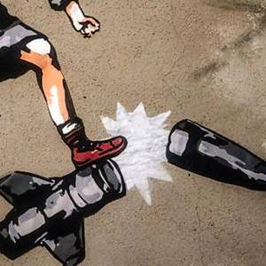 Foto 'War Is Patriarchy' (La Guerra è Patriarcato) è l'opera della street artist Laika per l'8 marzo 2