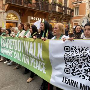 Foto Madri israeliane e palestinesi a piedi nudi per la pace: a Roma il passaggio del Barefoot Walk  1