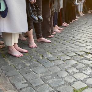 Foto Madri israeliane e palestinesi a piedi nudi per la pace: a Roma il passaggio del Barefoot Walk  8