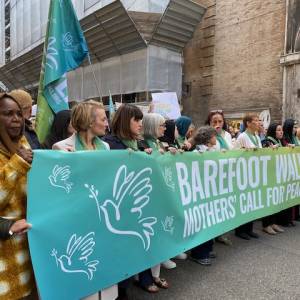 Foto Madri israeliane e palestinesi a piedi nudi per la pace: a Roma il passaggio del Barefoot Walk  11