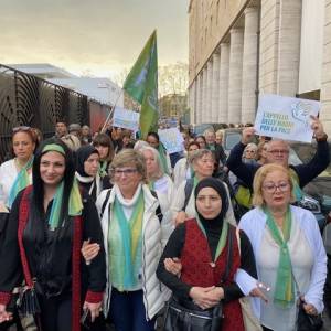 Foto Madri israeliane e palestinesi a piedi nudi per la pace: a Roma il passaggio del Barefoot Walk  13