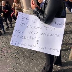 Foto Caregiver familiari in presidio a Roma. Cosa si aspettano dallo Stato? 3