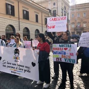 Foto Caregiver familiari in presidio a Roma. Cosa si aspettano dallo Stato? 5