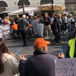Foto Caregiver familiari in presidio a Roma. Cosa si aspettano dallo Stato? 11