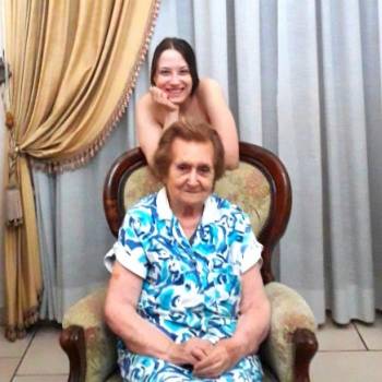 Foto: Un intreccio di generazioni alle urne: mia nonna, mia madre e io per la prima volta