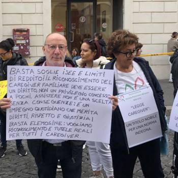 Foto: Caregiver familiari in presidio a Roma. Cosa si aspettano dallo Stato?