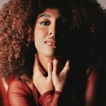 Foto: Selma Ezzine presenta il suo primo singolo: “C’était déjà écrit”