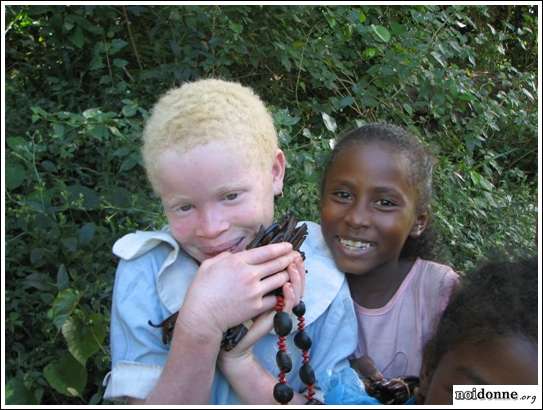 Foto: Bambine d'avorio nel continente nero