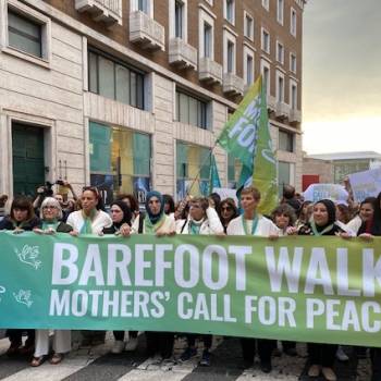 Foto: Madri istaeliane e palestinesi a piedi nudi per la pace: a Roma il passaggio del Barefoot Walk 