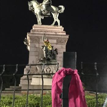 Foto: Non Una di Meno veste le statue di fucsia e oro a Milano