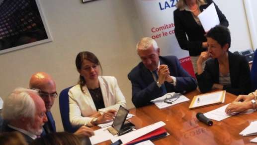 Foto: Lucia Valente, Assessora regionale Pari Opportunità firma il protocollo d'intesa CORECOM 